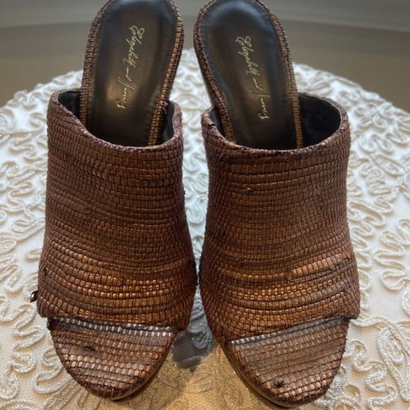 Elizabeth and James heel - Picture 4 of 4